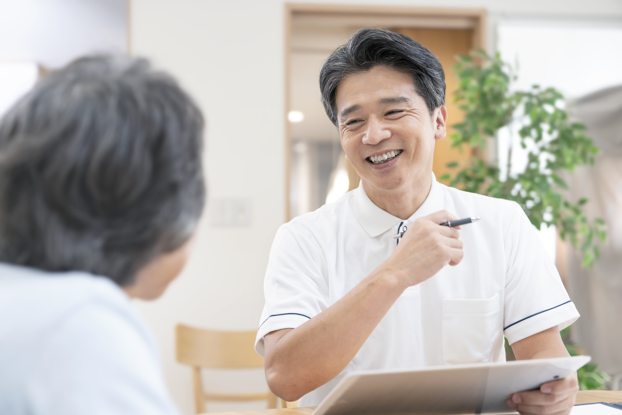 ケアマネジャーとはどんな資格?資格の取得方法や受験資格も解説!