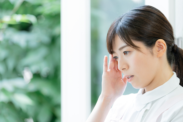 悩む女性