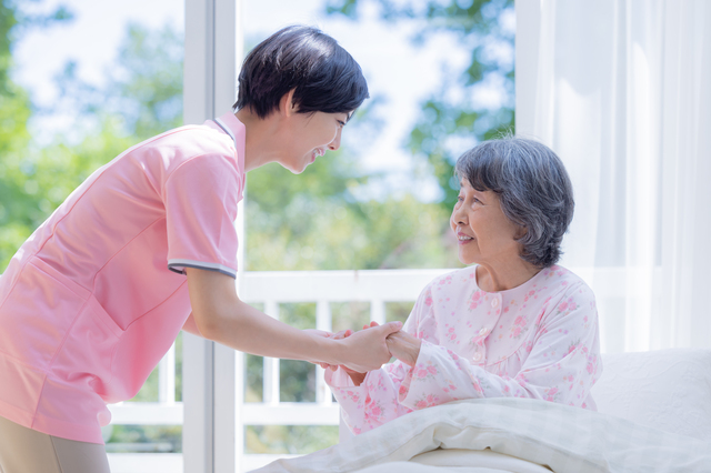 介護士と高齢者