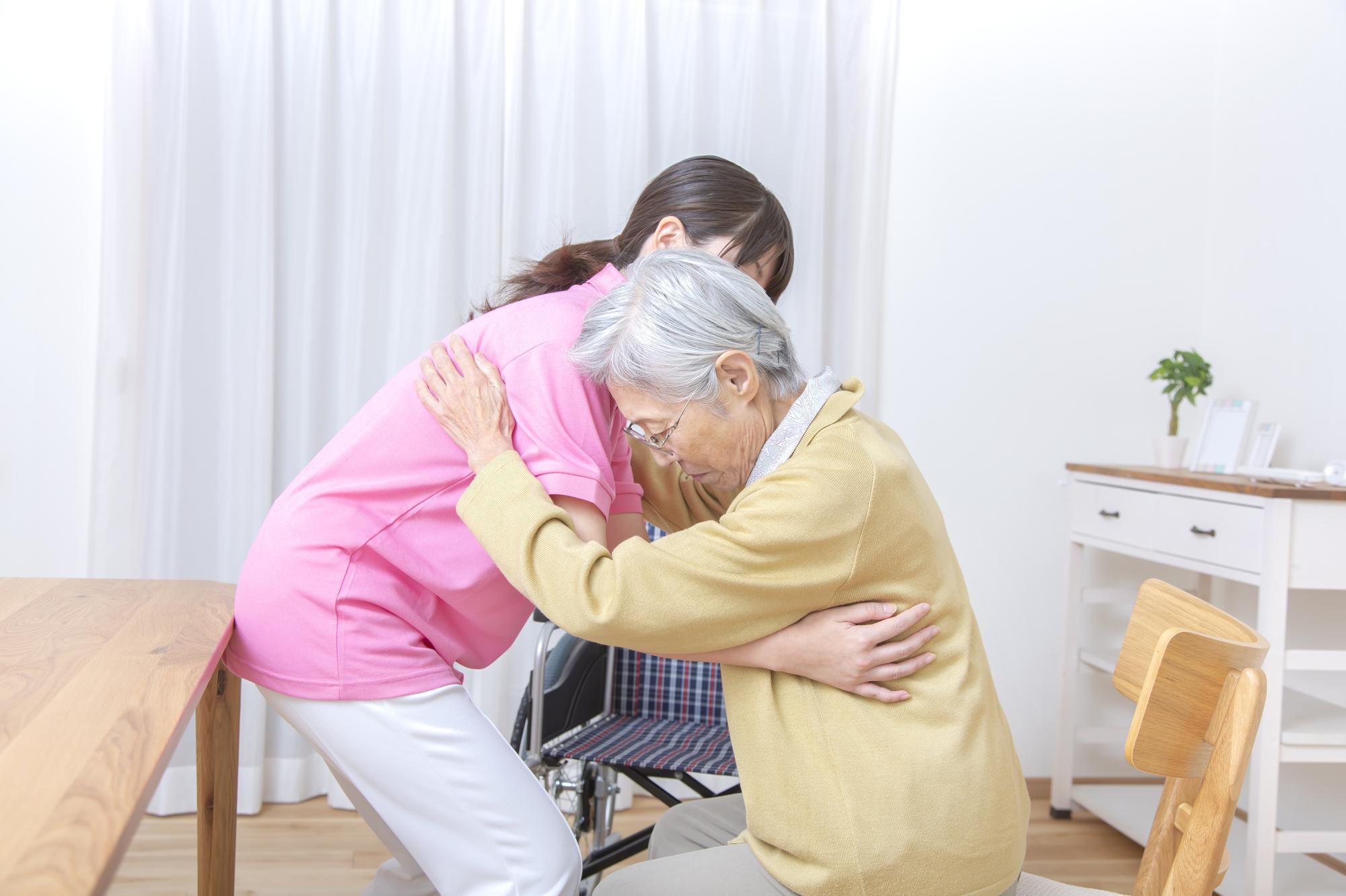 介護する女性