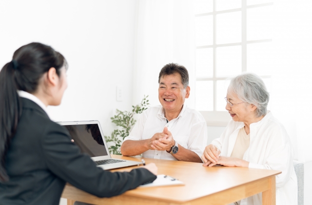 相談する老夫婦
