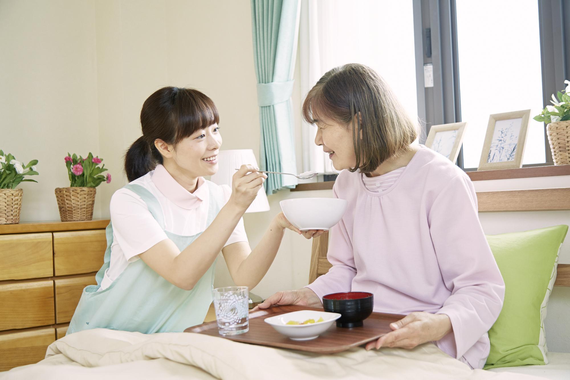 食事をするお年寄り