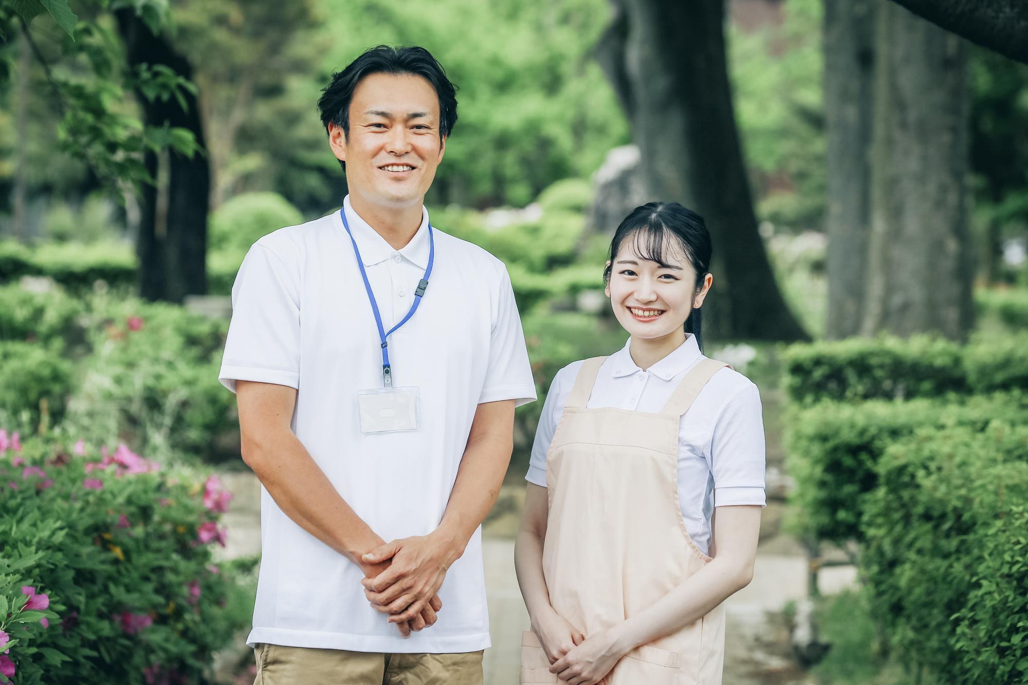 微笑む男女