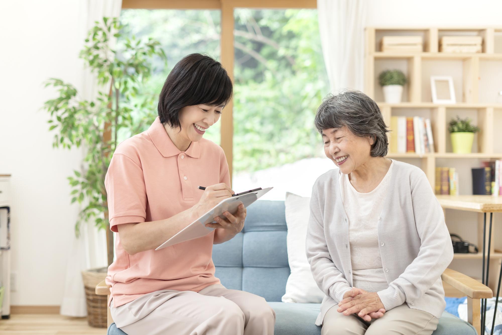 会話する女性