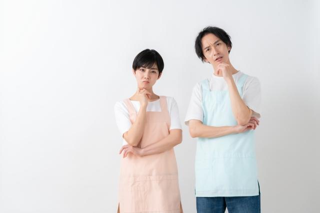 考える男女