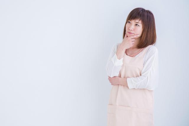 考える女性