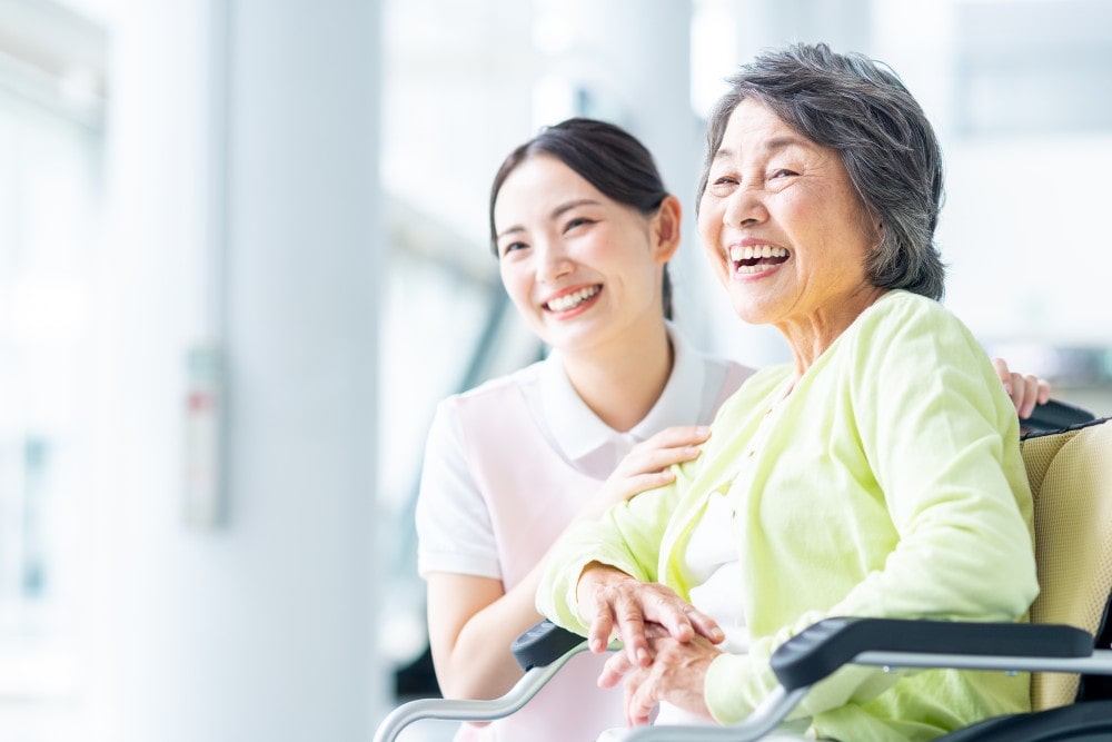 微笑む女性と高齢者
