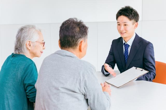 相談する老夫婦