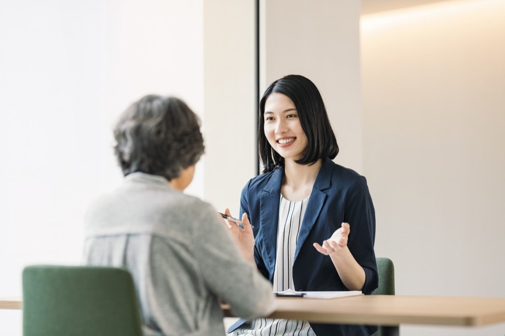 高齢者の相談に乗る女性