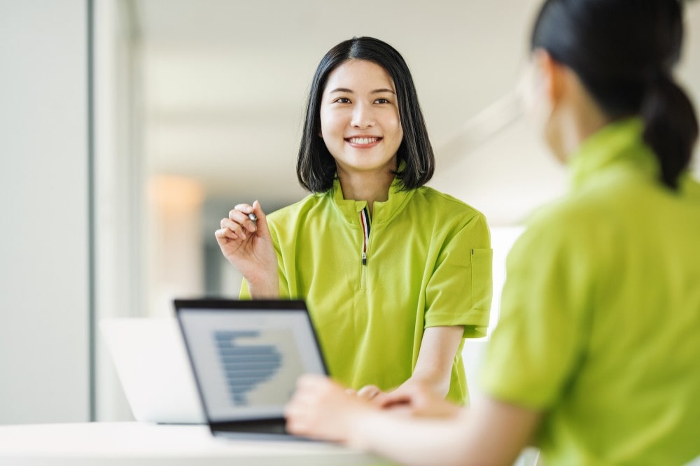 相談に乗る女性