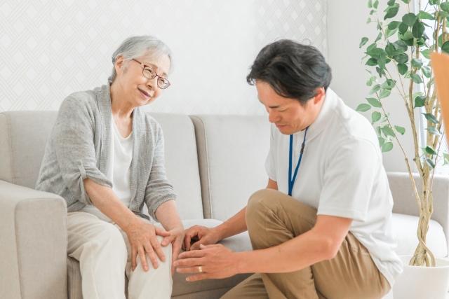 相談する高齢者