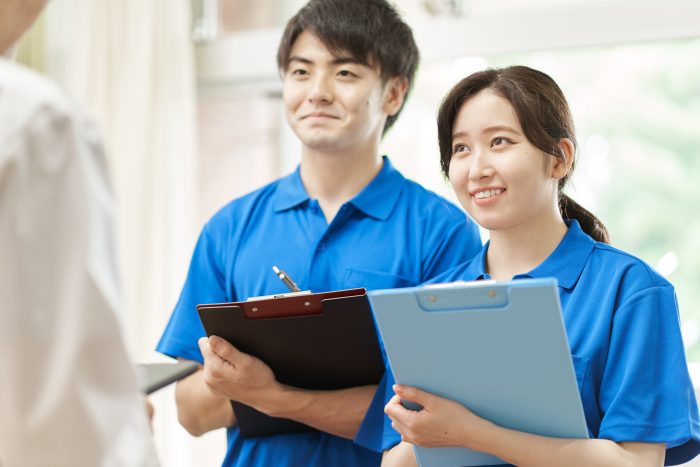 話を聞く介護職員