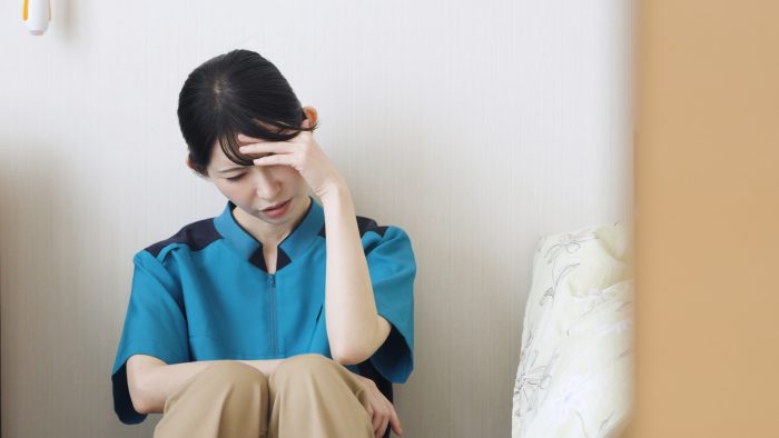 悩む女性